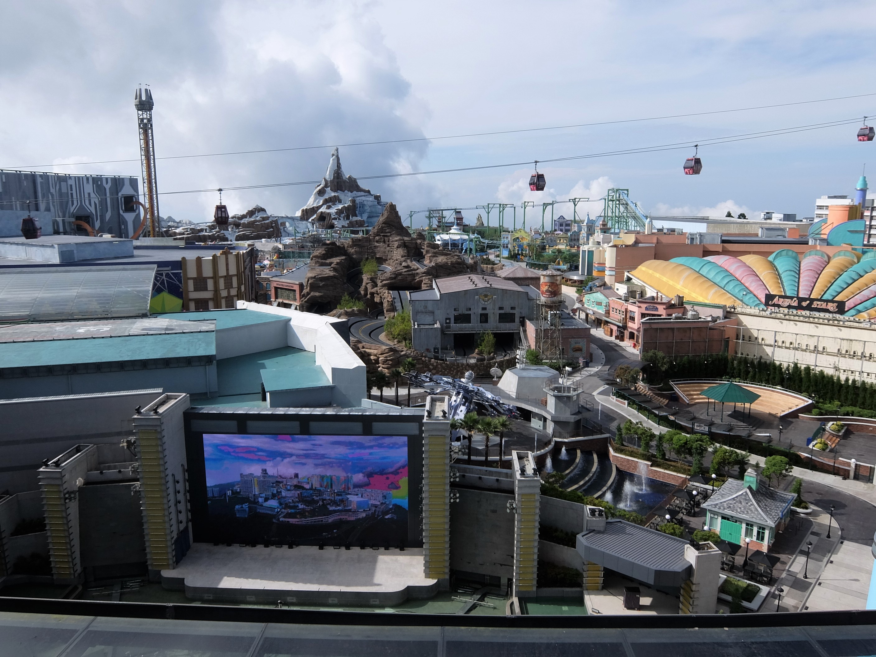 Genting SkyWorlds outdoor park and cable cars photographed by Chongkian in April 2022; historical overview
